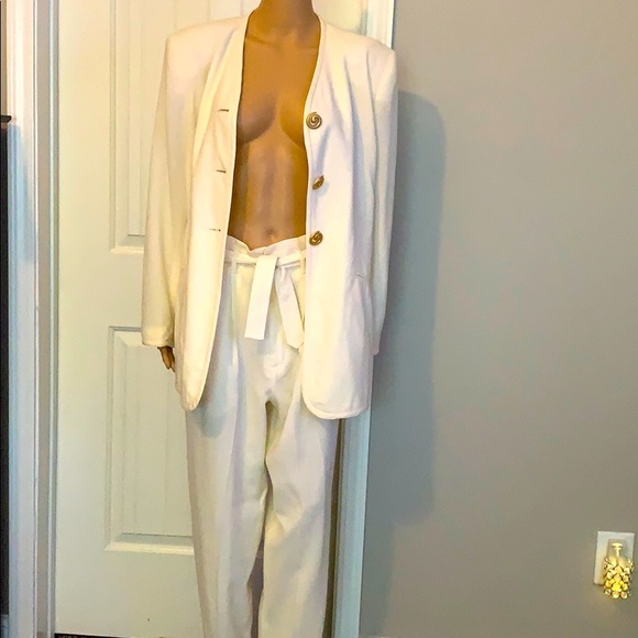 Beautiful WH New York Woman’s Cream 2PC Pantsuit - Picture 6 of 9